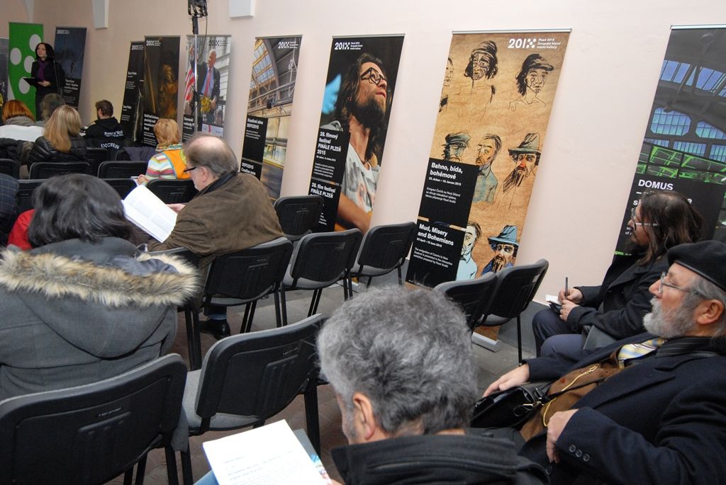 Galerie Jiřího Trnky hostí výstavu svého jmenovce, plzeňského rodáka a světově uznávaného výtvarníka. Prostory vzhledem k rozsahu poskytla i Galerie města Plzně. S autorem konceptu Janem Trnkou, potomkem Jiřího Trnky, spolupracoval Noro Držiak, laureát Českého lva za film Alois Nebel, architekt Miroslav Vavřina, kurátor Marcel Fišer z Galerie výtvarného umění v Chebu nebo Jakub Hora jako výkonný producent. (foto: 16.1.2015)