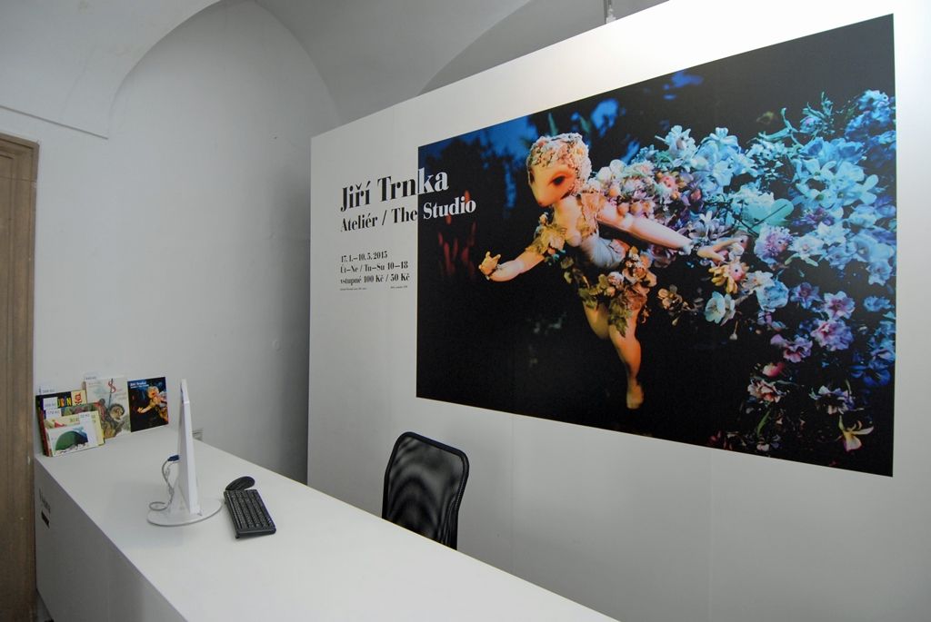 Galerie Jiřího Trnky hostí výstavu svého jmenovce, plzeňského rodáka a světově uznávaného výtvarníka. Prostory vzhledem k rozsahu poskytla i Galerie města Plzně. S autorem konceptu Janem Trnkou, potomkem Jiřího Trnky, spolupracoval Noro Držiak, laureát Českého lva za film Alois Nebel, architekt Miroslav Vavřina, kurátor Marcel Fišer z Galerie výtvarného umění v Chebu nebo Jakub Hora jako výkonný producent. (foto: 16.1.2015)