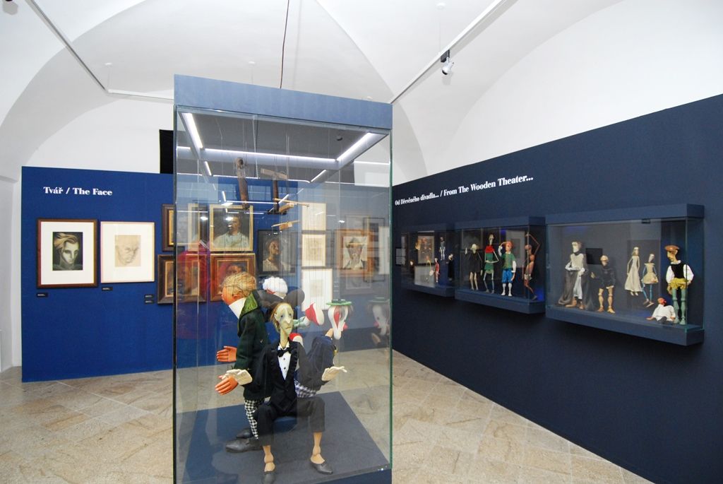 Galerie Jiřího Trnky hostí výstavu svého jmenovce, plzeňského rodáka a světově uznávaného výtvarníka. Prostory vzhledem k rozsahu poskytla i Galerie města Plzně. S autorem konceptu Janem Trnkou, potomkem Jiřího Trnky, spolupracoval Noro Držiak, laureát Českého lva za film Alois Nebel, architekt Miroslav Vavřina, kurátor Marcel Fišer z Galerie výtvarného umění v Chebu nebo Jakub Hora jako výkonný producent. (foto: 16.1.2015)