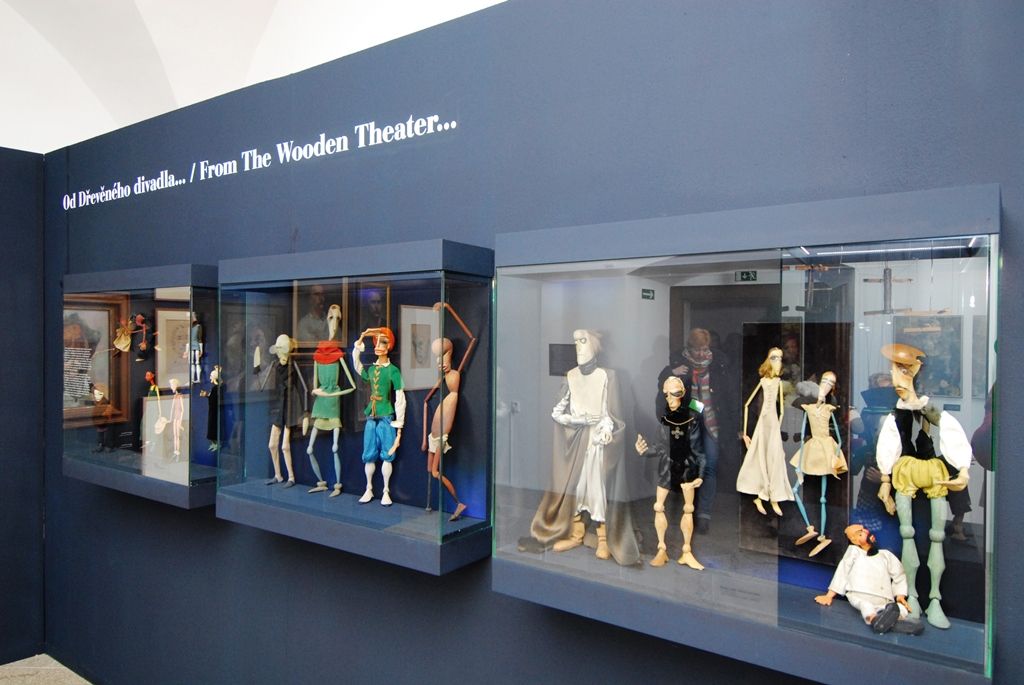 Galerie Jiřího Trnky hostí výstavu svého jmenovce, plzeňského rodáka a světově uznávaného výtvarníka. Prostory vzhledem k rozsahu poskytla i Galerie města Plzně. S autorem konceptu Janem Trnkou, potomkem Jiřího Trnky, spolupracoval Noro Držiak, laureát Českého lva za film Alois Nebel, architekt Miroslav Vavřina, kurátor Marcel Fišer z Galerie výtvarného umění v Chebu nebo Jakub Hora jako výkonný producent. (foto: 16.1.2015)