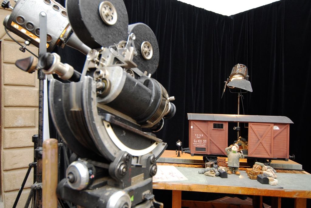 Do Ateliéru Jiřího Trnky láká na tři sta originálních artefaktů (EHMK 2015)