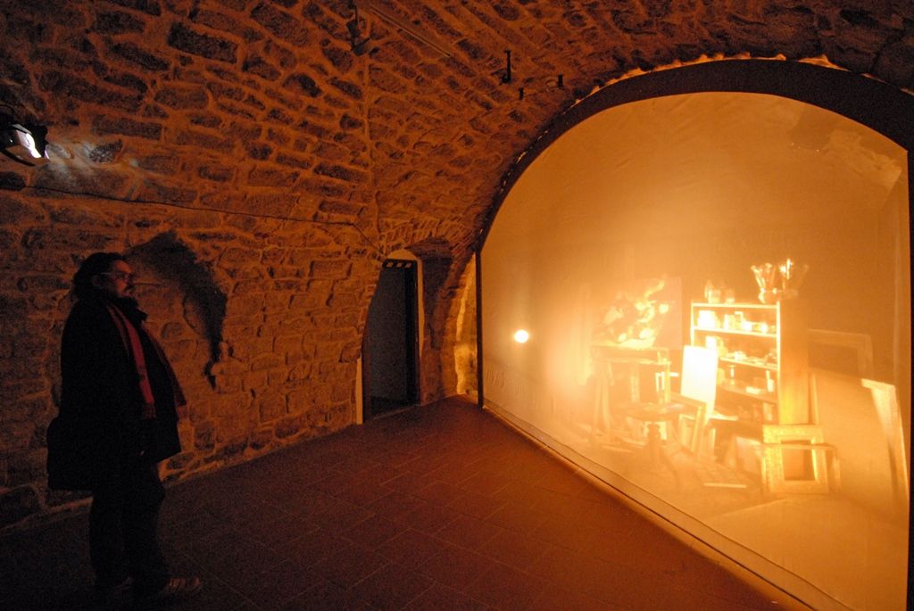 Galerie Jiřího Trnky hostí výstavu svého jmenovce, plzeňského rodáka a světově uznávaného výtvarníka. Prostory vzhledem k rozsahu poskytla i Galerie města Plzně. S autorem konceptu Janem Trnkou, potomkem Jiřího Trnky, spolupracoval Noro Držiak, laureát Českého lva za film Alois Nebel, architekt Miroslav Vavřina, kurátor Marcel Fišer z Galerie výtvarného umění v Chebu nebo Jakub Hora jako výkonný producent. (foto: 16.1.2015)