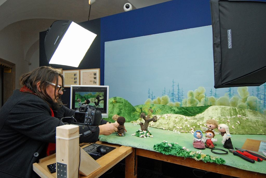 Galerie Jiřího Trnky hostí výstavu svého jmenovce, plzeňského rodáka a světově uznávaného výtvarníka. Prostory vzhledem k rozsahu poskytla i Galerie města Plzně. S autorem konceptu Janem Trnkou, potomkem Jiřího Trnky, spolupracoval Noro Držiak, laureát Českého lva za film Alois Nebel, architekt Miroslav Vavřina, kurátor Marcel Fišer z Galerie výtvarného umění v Chebu nebo Jakub Hora jako výkonný producent. (foto: 16.1.2015)