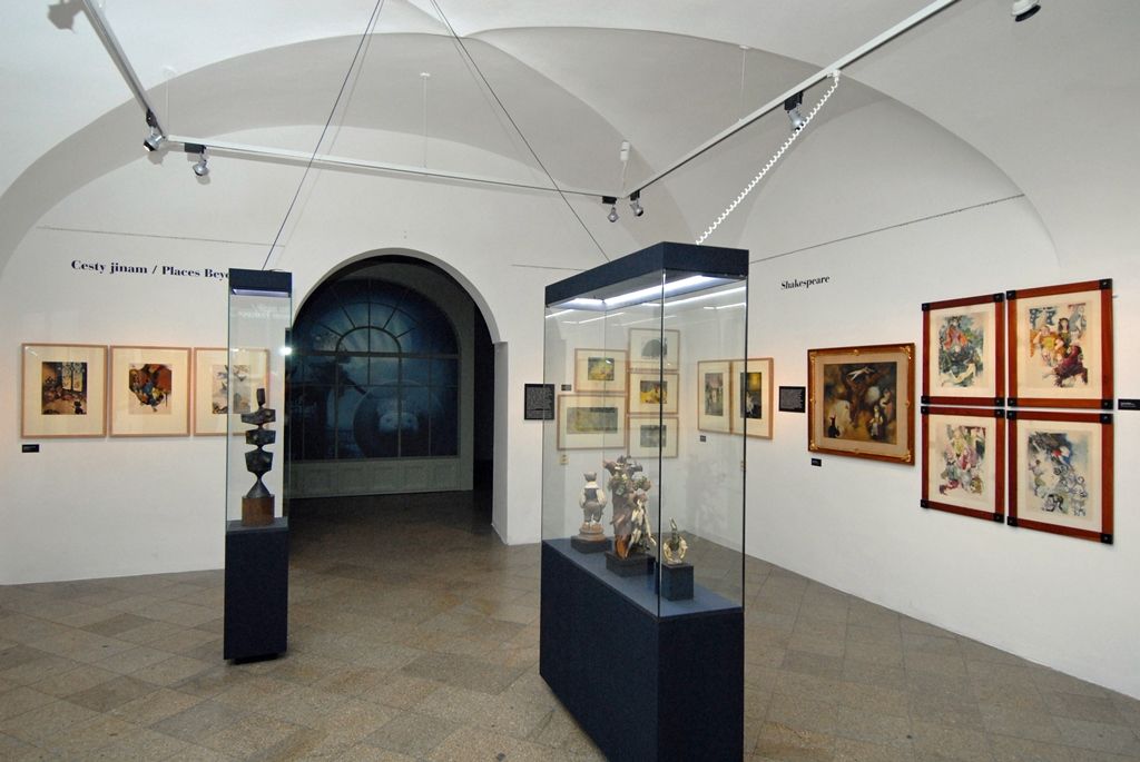 Galerie Jiřího Trnky hostí výstavu svého jmenovce, plzeňského rodáka a světově uznávaného výtvarníka. Prostory vzhledem k rozsahu poskytla i Galerie města Plzně. S autorem konceptu Janem Trnkou, potomkem Jiřího Trnky, spolupracoval Noro Držiak, laureát Českého lva za film Alois Nebel, architekt Miroslav Vavřina, kurátor Marcel Fišer z Galerie výtvarného umění v Chebu nebo Jakub Hora jako výkonný producent. (foto: 16.1.2015)