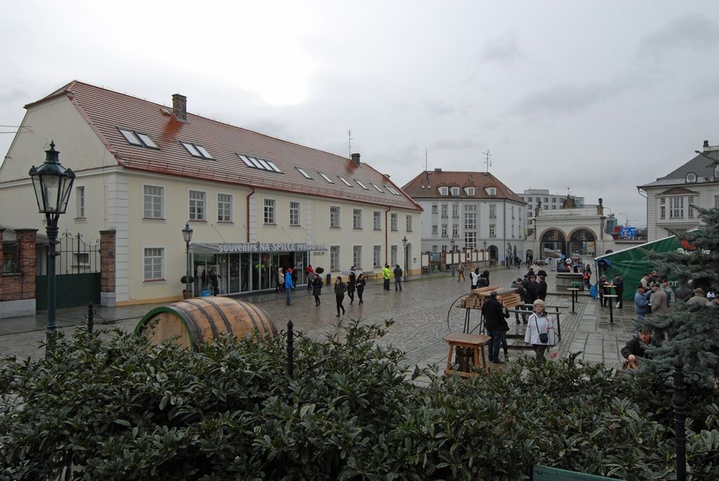 Původní a stále živá pivovarská řemesla, staročeská veselice ukazující to pravé české, které svým věhlasem překračuje hranice země, speciální pivovarská pošta a atraktivní prohlídky návštěvnické trasy s ochutnávkou piva. Tak se, kromě jiných, Plzeňský Prazdroj zapojil do slavnostního otevření města evropské kultuře. (foto: 17.1.2015)