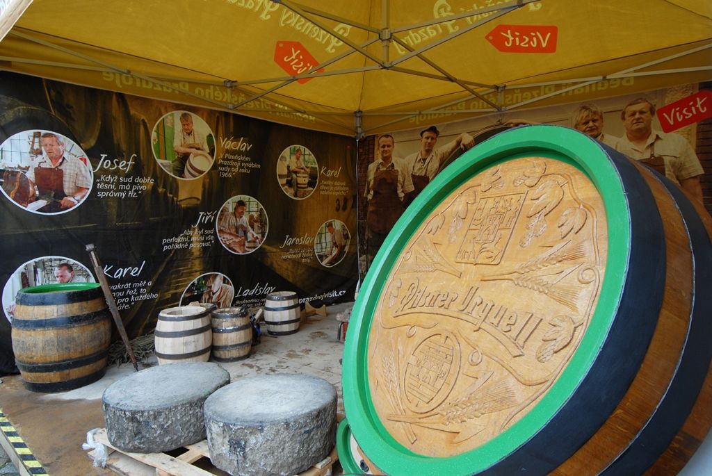 Původní a stále živá pivovarská řemesla, staročeská veselice ukazující to pravé české, které svým věhlasem překračuje hranice země, speciální pivovarská pošta a atraktivní prohlídky návštěvnické trasy s ochutnávkou piva. Tak se, kromě jiných, Plzeňský Prazdroj zapojil do slavnostního otevření města evropské kultuře. (foto: 17.1.2015)