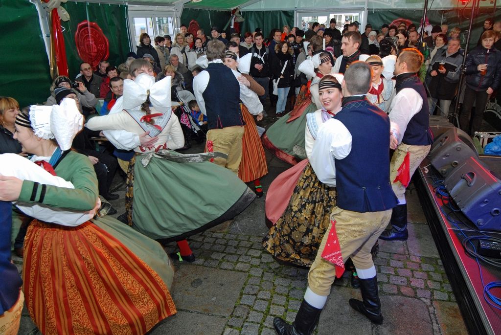 Původní a stále živá pivovarská řemesla, staročeská veselice ukazující to pravé české, které svým věhlasem překračuje hranice země, speciální pivovarská pošta a atraktivní prohlídky návštěvnické trasy s ochutnávkou piva. Tak se, kromě jiných, Plzeňský Prazdroj zapojil do slavnostního otevření města evropské kultuře. (foto: 17.1.2015)