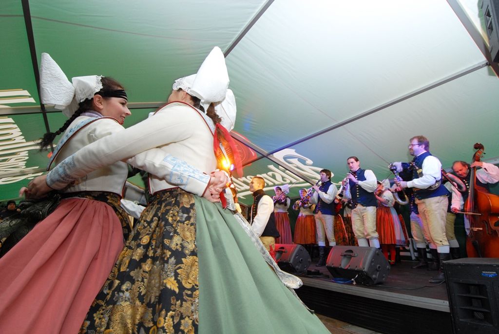 Původní a stále živá pivovarská řemesla, staročeská veselice ukazující to pravé české, které svým věhlasem překračuje hranice země, speciální pivovarská pošta a atraktivní prohlídky návštěvnické trasy s ochutnávkou piva. Tak se, kromě jiných, Plzeňský Prazdroj zapojil do slavnostního otevření města evropské kultuře. (foto: 17.1.2015)