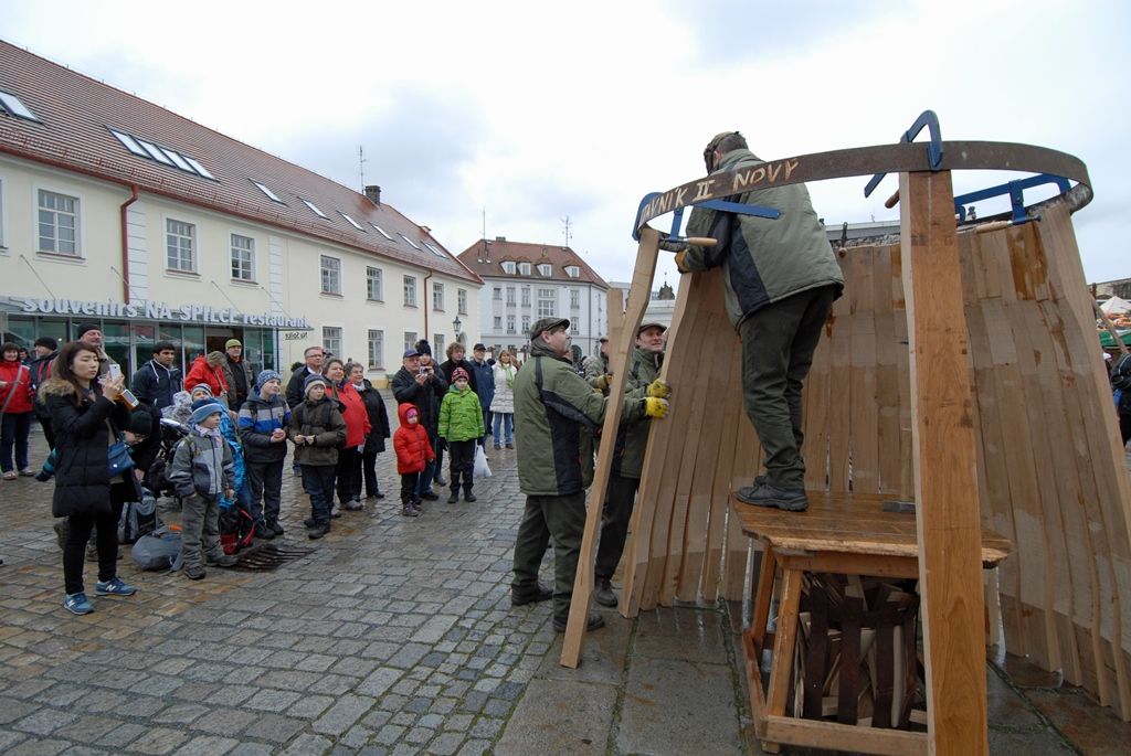 Původní a stále živá pivovarská řemesla, staročeská veselice ukazující to pravé české, které svým věhlasem překračuje hranice země, speciální pivovarská pošta a atraktivní prohlídky návštěvnické trasy s ochutnávkou piva. Tak se, kromě jiných, Plzeňský Prazdroj zapojil do slavnostního otevření města evropské kultuře. (foto: 17.1.2015)
