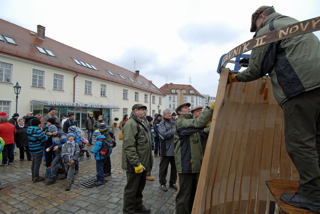 Původní a stále živá pivovarská řemesla, staročeská veselice ukazující to pravé české, které svým věhlasem překračuje hranice země, speciální pivovarská pošta a atraktivní prohlídky návštěvnické trasy s ochutnávkou piva. Tak se, kromě jiných, Plzeňský Prazdroj zapojil do slavnostního otevření města evropské kultuře. (foto: 17.1.2015)