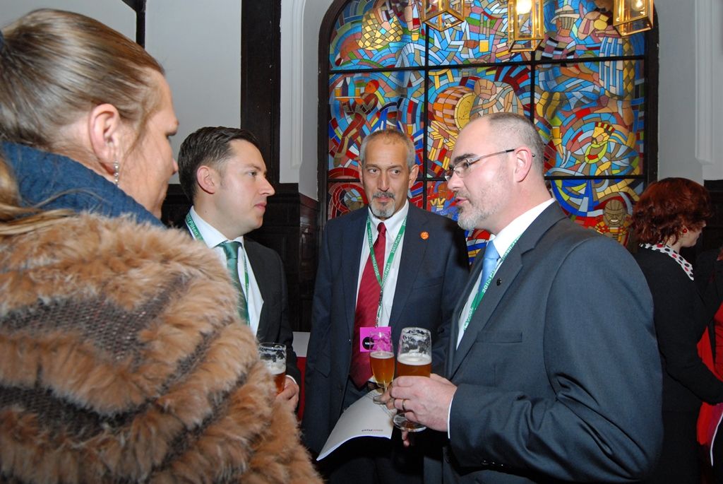 Původní a stále živá pivovarská řemesla, staročeská veselice ukazující to pravé české, které svým věhlasem překračuje hranice země, speciální pivovarská pošta a atraktivní prohlídky návštěvnické trasy s ochutnávkou piva. Tak se, kromě jiných, Plzeňský Prazdroj zapojil do slavnostního otevření města evropské kultuře. (foto: 17.1.2015)