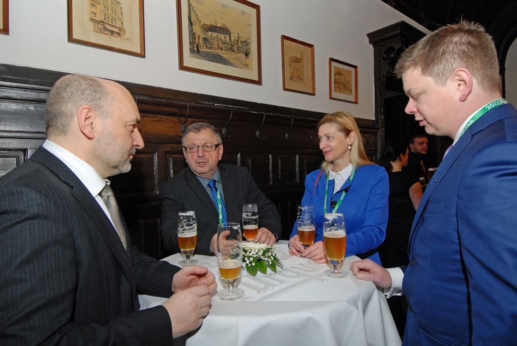 Původní a stále živá pivovarská řemesla, staročeská veselice ukazující to pravé české, které svým věhlasem překračuje hranice země, speciální pivovarská pošta a atraktivní prohlídky návštěvnické trasy s ochutnávkou piva. Tak se, kromě jiných, Plzeňský Prazdroj zapojil do slavnostního otevření města evropské kultuře. (foto: 17.1.2015)