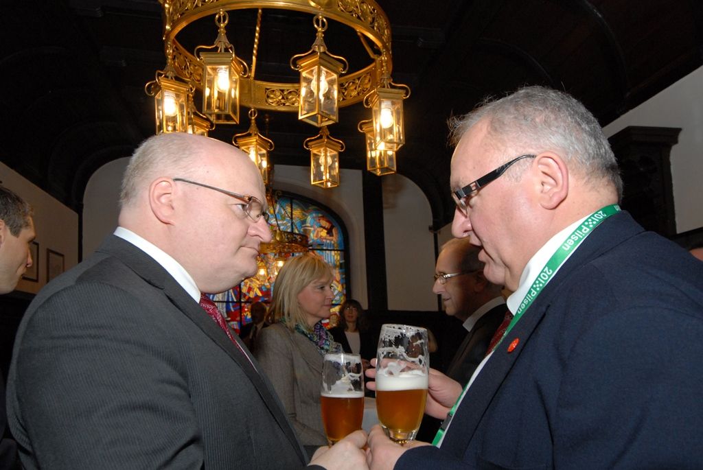 Původní a stále živá pivovarská řemesla, staročeská veselice ukazující to pravé české, které svým věhlasem překračuje hranice země, speciální pivovarská pošta a atraktivní prohlídky návštěvnické trasy s ochutnávkou piva. Tak se, kromě jiných, Plzeňský Prazdroj zapojil do slavnostního otevření města evropské kultuře. (foto: 17.1.2015)