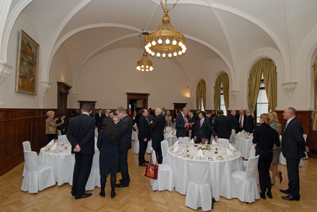 Původní a stále živá pivovarská řemesla, staročeská veselice ukazující to pravé české, které svým věhlasem překračuje hranice země, speciální pivovarská pošta a atraktivní prohlídky návštěvnické trasy s ochutnávkou piva. Tak se, kromě jiných, Plzeňský Prazdroj zapojil do slavnostního otevření města evropské kultuře. (foto: 17.1.2015)