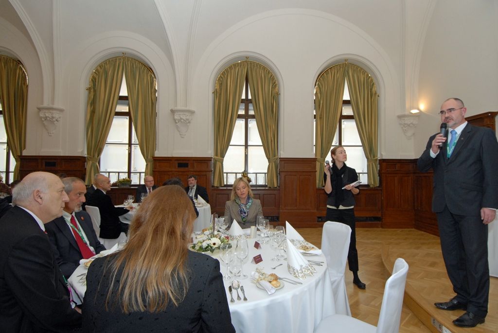 Původní a stále živá pivovarská řemesla, staročeská veselice ukazující to pravé české, které svým věhlasem překračuje hranice země, speciální pivovarská pošta a atraktivní prohlídky návštěvnické trasy s ochutnávkou piva. Tak se, kromě jiných, Plzeňský Prazdroj zapojil do slavnostního otevření města evropské kultuře. (foto: 17.1.2015)