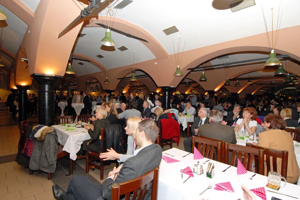 Původní a stále živá pivovarská řemesla, staročeská veselice ukazující to pravé české, které svým věhlasem překračuje hranice země, speciální pivovarská pošta a atraktivní prohlídky návštěvnické trasy s ochutnávkou piva. Tak se, kromě jiných, Plzeňský Prazdroj zapojil do slavnostního otevření města evropské kultuře. (foto: 17.1.2015)