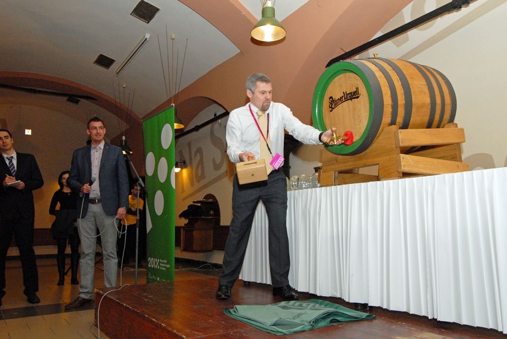 Původní a stále živá pivovarská řemesla, staročeská veselice ukazující to pravé české, které svým věhlasem překračuje hranice země, speciální pivovarská pošta a atraktivní prohlídky návštěvnické trasy s ochutnávkou piva. Tak se, kromě jiných, Plzeňský Prazdroj zapojil do slavnostního otevření města evropské kultuře. (foto: 17.1.2015)