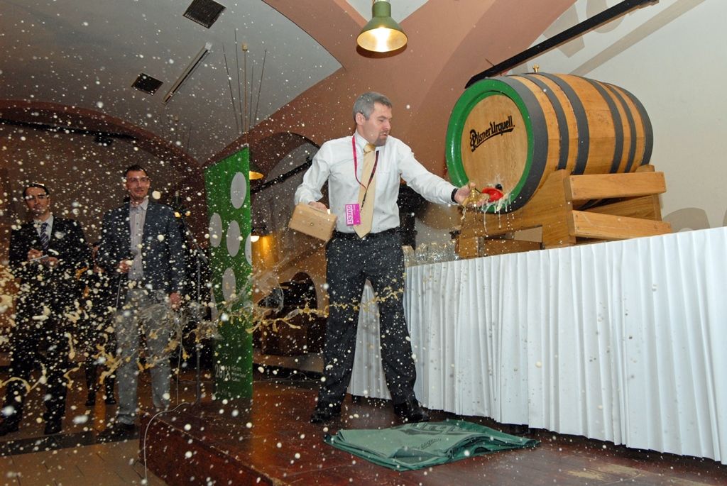 Původní a stále živá pivovarská řemesla, staročeská veselice ukazující to pravé české, které svým věhlasem překračuje hranice země, speciální pivovarská pošta a atraktivní prohlídky návštěvnické trasy s ochutnávkou piva. Tak se, kromě jiných, Plzeňský Prazdroj zapojil do slavnostního otevření města evropské kultuře. (foto: 17.1.2015)