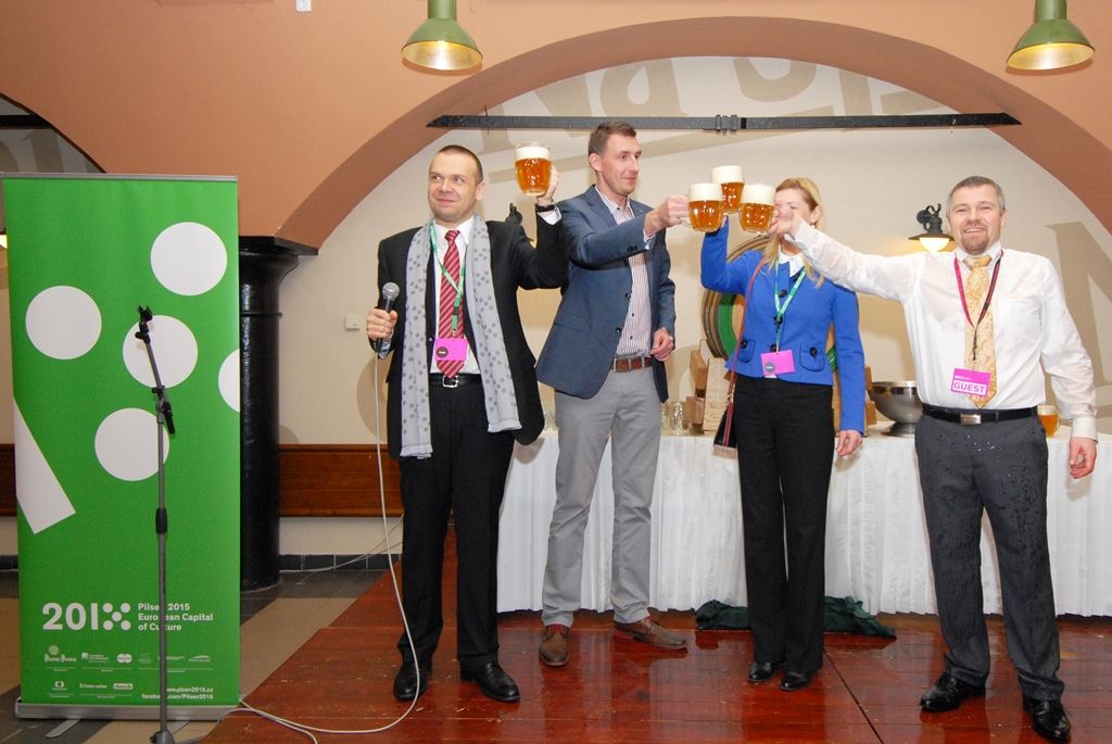 Původní a stále živá pivovarská řemesla, staročeská veselice ukazující to pravé české, které svým věhlasem překračuje hranice země, speciální pivovarská pošta a atraktivní prohlídky návštěvnické trasy s ochutnávkou piva. Tak se, kromě jiných, Plzeňský Prazdroj zapojil do slavnostního otevření města evropské kultuře. (foto: 17.1.2015)