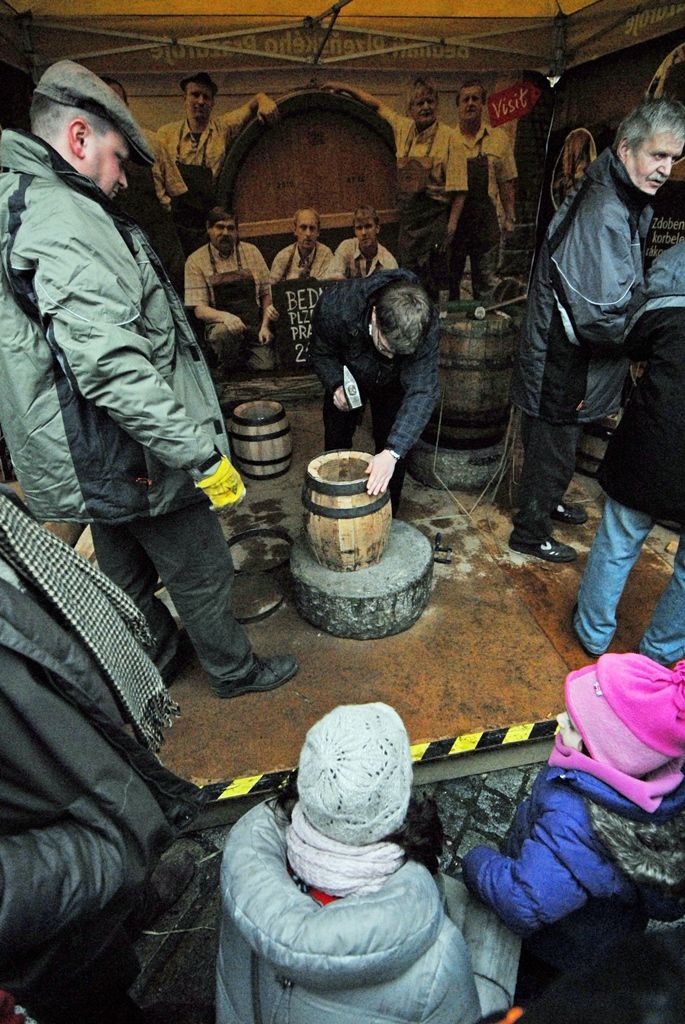 Původní a stále živá pivovarská řemesla, staročeská veselice ukazující to pravé české, které svým věhlasem překračuje hranice země, speciální pivovarská pošta a atraktivní prohlídky návštěvnické trasy s ochutnávkou piva. Tak se, kromě jiných, Plzeňský Prazdroj zapojil do slavnostního otevření města evropské kultuře. (foto: 17.1.2015)