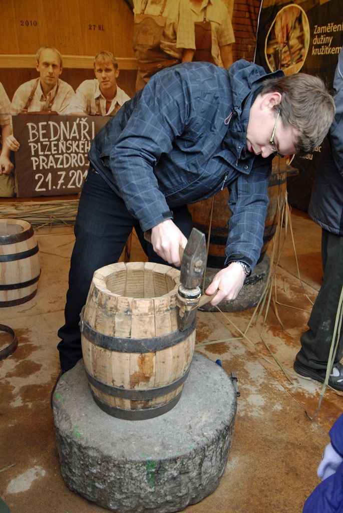 Původní a stále živá pivovarská řemesla, staročeská veselice ukazující to pravé české, které svým věhlasem překračuje hranice země, speciální pivovarská pošta a atraktivní prohlídky návštěvnické trasy s ochutnávkou piva. Tak se, kromě jiných, Plzeňský Prazdroj zapojil do slavnostního otevření města evropské kultuře. (foto: 17.1.2015)