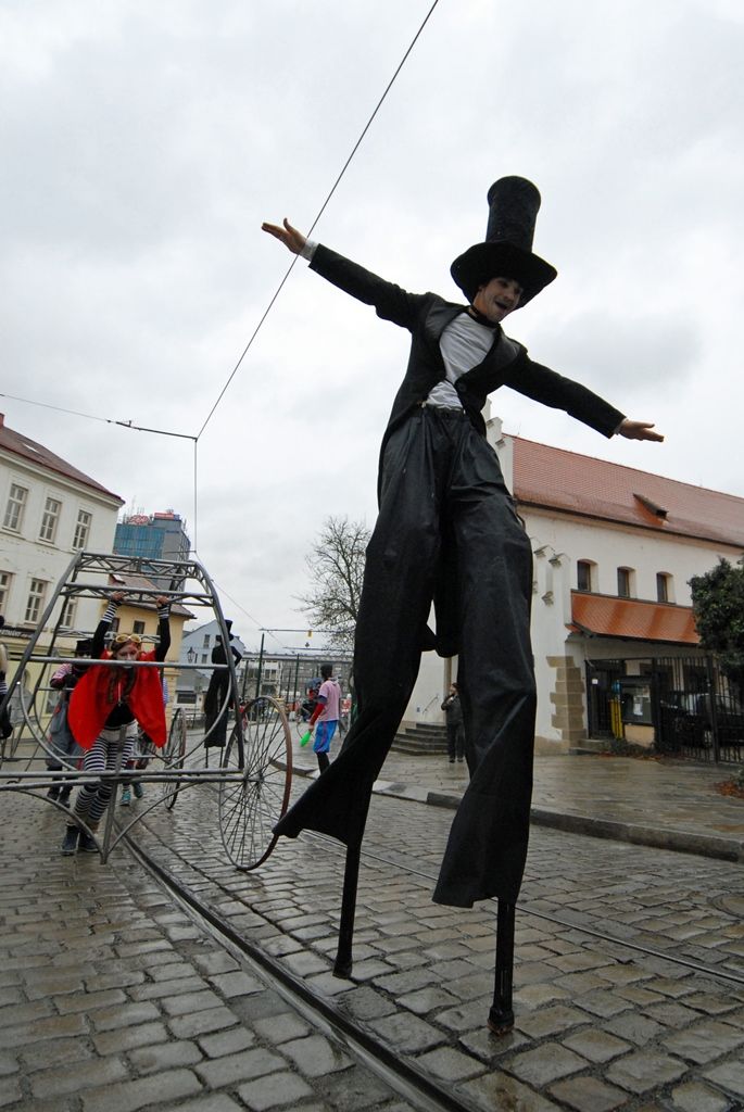 Původní a stále živá pivovarská řemesla, staročeská veselice ukazující to pravé české, které svým věhlasem překračuje hranice země, speciální pivovarská pošta a atraktivní prohlídky návštěvnické trasy s ochutnávkou piva. Tak se, kromě jiných, Plzeňský Prazdroj zapojil do slavnostního otevření města evropské kultuře. (foto: 17.1.2015)