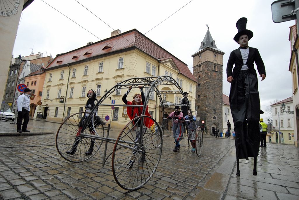 Původní a stále živá pivovarská řemesla, staročeská veselice ukazující to pravé české, které svým věhlasem překračuje hranice země, speciální pivovarská pošta a atraktivní prohlídky návštěvnické trasy s ochutnávkou piva. Tak se, kromě jiných, Plzeňský Prazdroj zapojil do slavnostního otevření města evropské kultuře. (foto: 17.1.2015)