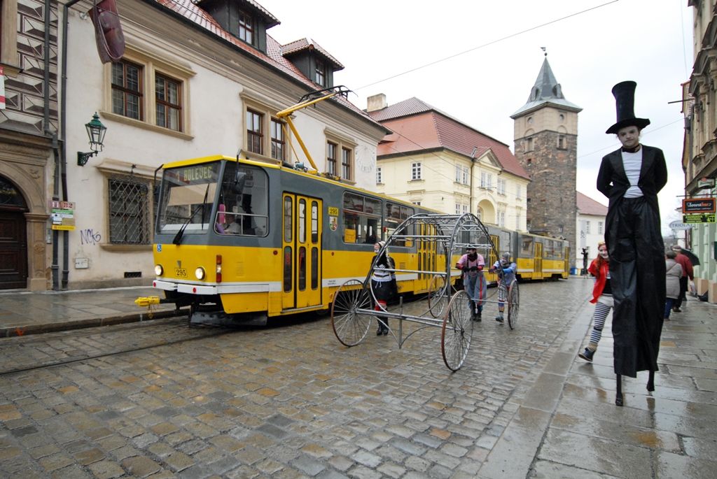 Původní a stále živá pivovarská řemesla, staročeská veselice ukazující to pravé české, které svým věhlasem překračuje hranice země, speciální pivovarská pošta a atraktivní prohlídky návštěvnické trasy s ochutnávkou piva. Tak se, kromě jiných, Plzeňský Prazdroj zapojil do slavnostního otevření města evropské kultuře. (foto: 17.1.2015)