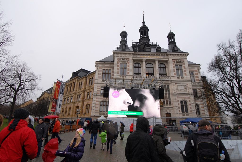 Hlavní role zahájení se zhostili švýcarský provazochodec David Dimitri, první rozeznění nových zvonů ve věži katedrály sv. Bartoloměje, prozatím největší videomapping realizovaný v České republice, monstrózní loutková postava anděla a tisíce Plzeňanů, kteří na náměstí došli ve čtyřech průvodech i jednotlivě. Historické záběry z důležitých událostí města, připomenutí významných rodáků i pohnutý příběh zvonů byly součástí videomappingu, stejně jako hudba, kterou pro tuto příležitost zkomponoval skladatel Marko Ivanovič. Na ceremoniálu se v režii Petra Formana podílela řada českých i zahraničních tvůrců, například kostýmní výtvarník Jan Pištěk, umělecký ředitel La Central del Circ v Barceloně Roberto Magro, mistr powertracku Fabio Nicolini nebo scénárista Ivan Arsenjev. Závěr patřil umělcům, jako je Jiří Suchý, Dan Bárta a David Koller. (foto: 17.1.2015)