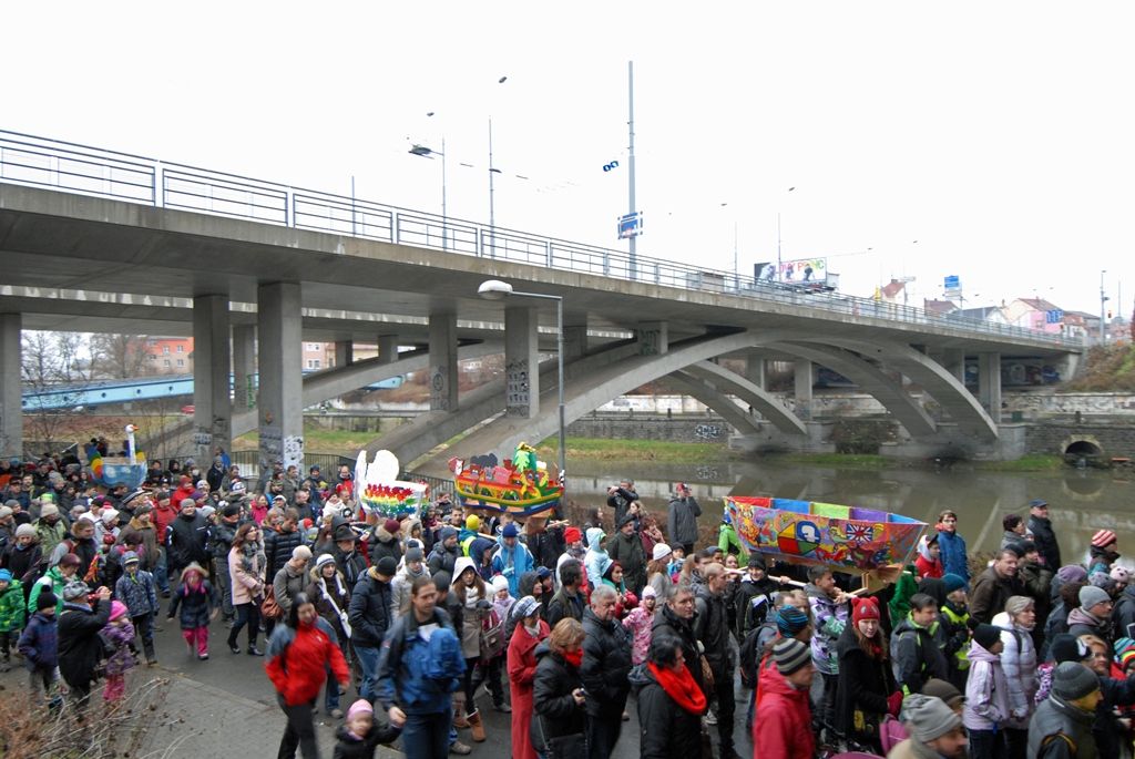 Hlavní role zahájení se zhostili švýcarský provazochodec David Dimitri, první rozeznění nových zvonů ve věži katedrály sv. Bartoloměje, prozatím největší videomapping realizovaný v České republice, monstrózní loutková postava anděla a tisíce Plzeňanů, kteří na náměstí došli ve čtyřech průvodech i jednotlivě. Historické záběry z důležitých událostí města, připomenutí významných rodáků i pohnutý příběh zvonů byly součástí videomappingu, stejně jako hudba, kterou pro tuto příležitost zkomponoval skladatel Marko Ivanovič. Na ceremoniálu se v režii Petra Formana podílela řada českých i zahraničních tvůrců, například kostýmní výtvarník Jan Pištěk, umělecký ředitel La Central del Circ v Barceloně Roberto Magro, mistr powertracku Fabio Nicolini nebo scénárista Ivan Arsenjev. Závěr patřil umělcům, jako je Jiří Suchý, Dan Bárta a David Koller. (foto: 17.1.2015)
