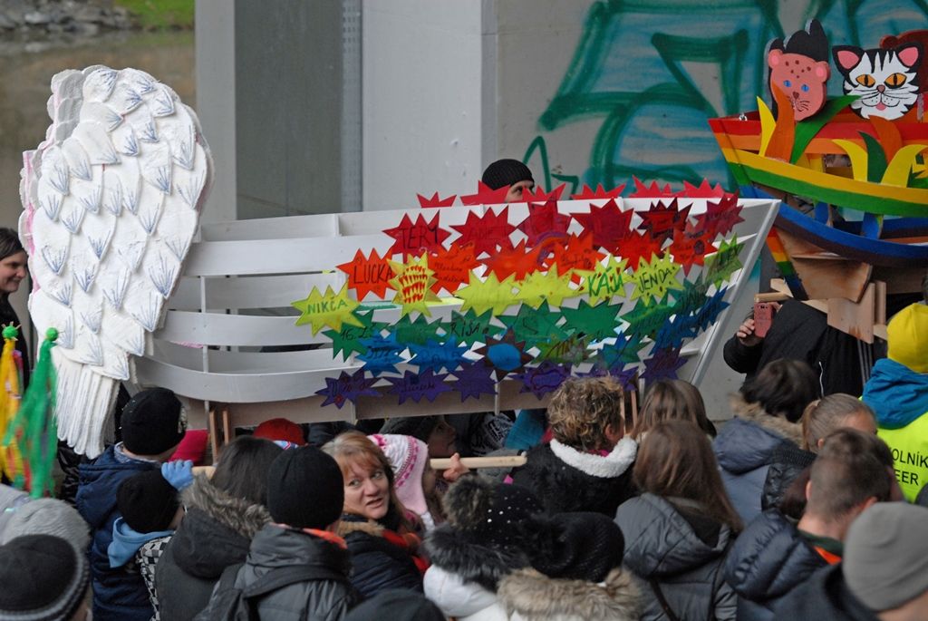 Hlavní role zahájení se zhostili švýcarský provazochodec David Dimitri, první rozeznění nových zvonů ve věži katedrály sv. Bartoloměje, prozatím největší videomapping realizovaný v České republice, monstrózní loutková postava anděla a tisíce Plzeňanů, kteří na náměstí došli ve čtyřech průvodech i jednotlivě. Historické záběry z důležitých událostí města, připomenutí významných rodáků i pohnutý příběh zvonů byly součástí videomappingu, stejně jako hudba, kterou pro tuto příležitost zkomponoval skladatel Marko Ivanovič. Na ceremoniálu se v režii Petra Formana podílela řada českých i zahraničních tvůrců, například kostýmní výtvarník Jan Pištěk, umělecký ředitel La Central del Circ v Barceloně Roberto Magro, mistr powertracku Fabio Nicolini nebo scénárista Ivan Arsenjev. Závěr patřil umělcům, jako je Jiří Suchý, Dan Bárta a David Koller. (foto: 17.1.2015)