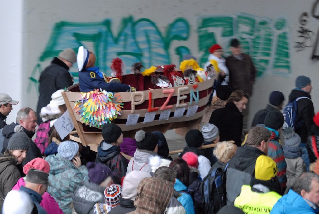 Hlavní role zahájení se zhostili švýcarský provazochodec David Dimitri, první rozeznění nových zvonů ve věži katedrály sv. Bartoloměje, prozatím největší videomapping realizovaný v České republice, monstrózní loutková postava anděla a tisíce Plzeňanů, kteří na náměstí došli ve čtyřech průvodech i jednotlivě. Historické záběry z důležitých událostí města, připomenutí významných rodáků i pohnutý příběh zvonů byly součástí videomappingu, stejně jako hudba, kterou pro tuto příležitost zkomponoval skladatel Marko Ivanovič. Na ceremoniálu se v režii Petra Formana podílela řada českých i zahraničních tvůrců, například kostýmní výtvarník Jan Pištěk, umělecký ředitel La Central del Circ v Barceloně Roberto Magro, mistr powertracku Fabio Nicolini nebo scénárista Ivan Arsenjev. Závěr patřil umělcům, jako je Jiří Suchý, Dan Bárta a David Koller. (foto: 17.1.2015)