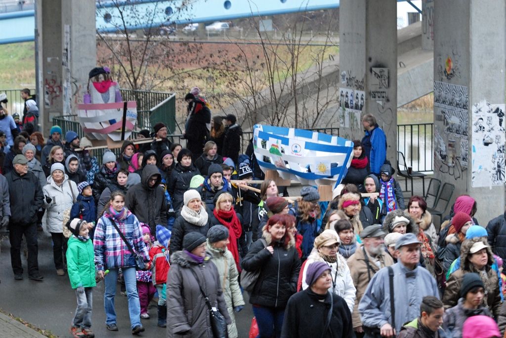 Hlavní role zahájení se zhostili švýcarský provazochodec David Dimitri, první rozeznění nových zvonů ve věži katedrály sv. Bartoloměje, prozatím největší videomapping realizovaný v České republice, monstrózní loutková postava anděla a tisíce Plzeňanů, kteří na náměstí došli ve čtyřech průvodech i jednotlivě. Historické záběry z důležitých událostí města, připomenutí významných rodáků i pohnutý příběh zvonů byly součástí videomappingu, stejně jako hudba, kterou pro tuto příležitost zkomponoval skladatel Marko Ivanovič. Na ceremoniálu se v režii Petra Formana podílela řada českých i zahraničních tvůrců, například kostýmní výtvarník Jan Pištěk, umělecký ředitel La Central del Circ v Barceloně Roberto Magro, mistr powertracku Fabio Nicolini nebo scénárista Ivan Arsenjev. Závěr patřil umělcům, jako je Jiří Suchý, Dan Bárta a David Koller. (foto: 17.1.2015)