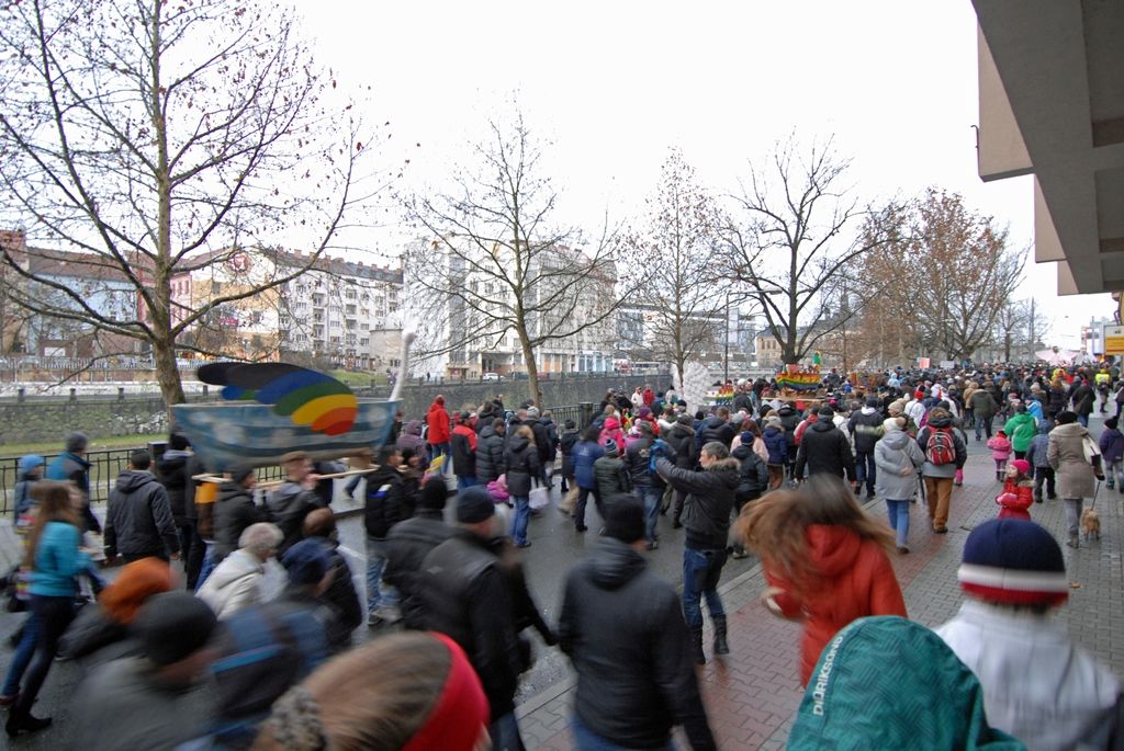 Hlavní role zahájení se zhostili švýcarský provazochodec David Dimitri, první rozeznění nových zvonů ve věži katedrály sv. Bartoloměje, prozatím největší videomapping realizovaný v České republice, monstrózní loutková postava anděla a tisíce Plzeňanů, kteří na náměstí došli ve čtyřech průvodech i jednotlivě. Historické záběry z důležitých událostí města, připomenutí významných rodáků i pohnutý příběh zvonů byly součástí videomappingu, stejně jako hudba, kterou pro tuto příležitost zkomponoval skladatel Marko Ivanovič. Na ceremoniálu se v režii Petra Formana podílela řada českých i zahraničních tvůrců, například kostýmní výtvarník Jan Pištěk, umělecký ředitel La Central del Circ v Barceloně Roberto Magro, mistr powertracku Fabio Nicolini nebo scénárista Ivan Arsenjev. Závěr patřil umělcům, jako je Jiří Suchý, Dan Bárta a David Koller. (foto: 17.1.2015)