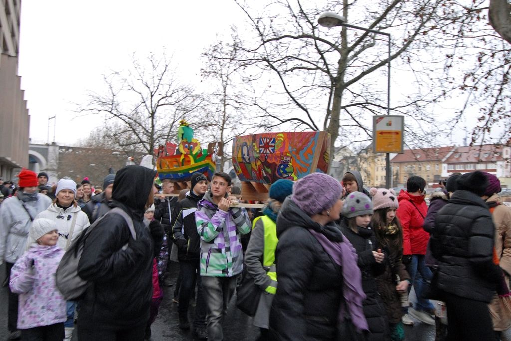Hlavní role zahájení se zhostili švýcarský provazochodec David Dimitri, první rozeznění nových zvonů ve věži katedrály sv. Bartoloměje, prozatím největší videomapping realizovaný v České republice, monstrózní loutková postava anděla a tisíce Plzeňanů, kteří na náměstí došli ve čtyřech průvodech i jednotlivě. Historické záběry z důležitých událostí města, připomenutí významných rodáků i pohnutý příběh zvonů byly součástí videomappingu, stejně jako hudba, kterou pro tuto příležitost zkomponoval skladatel Marko Ivanovič. Na ceremoniálu se v režii Petra Formana podílela řada českých i zahraničních tvůrců, například kostýmní výtvarník Jan Pištěk, umělecký ředitel La Central del Circ v Barceloně Roberto Magro, mistr powertracku Fabio Nicolini nebo scénárista Ivan Arsenjev. Závěr patřil umělcům, jako je Jiří Suchý, Dan Bárta a David Koller. (foto: 17.1.2015)
