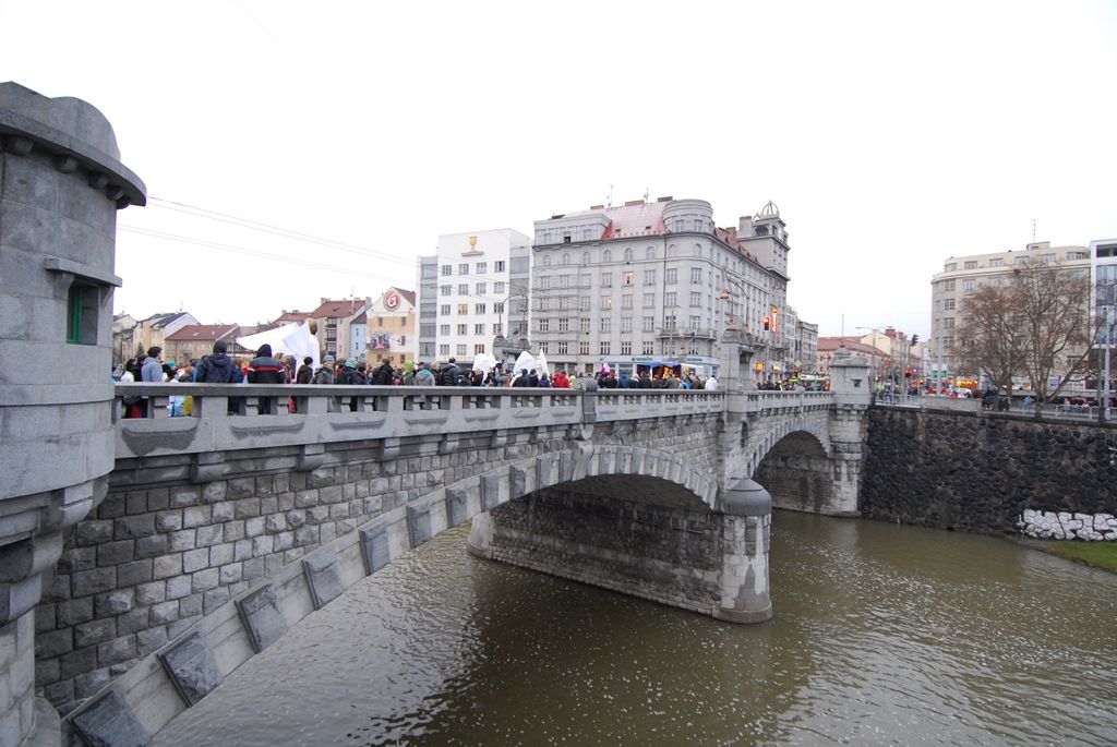 Hlavní role zahájení se zhostili švýcarský provazochodec David Dimitri, první rozeznění nových zvonů ve věži katedrály sv. Bartoloměje, prozatím největší videomapping realizovaný v České republice, monstrózní loutková postava anděla a tisíce Plzeňanů, kteří na náměstí došli ve čtyřech průvodech i jednotlivě. Historické záběry z důležitých událostí města, připomenutí významných rodáků i pohnutý příběh zvonů byly součástí videomappingu, stejně jako hudba, kterou pro tuto příležitost zkomponoval skladatel Marko Ivanovič. Na ceremoniálu se v režii Petra Formana podílela řada českých i zahraničních tvůrců, například kostýmní výtvarník Jan Pištěk, umělecký ředitel La Central del Circ v Barceloně Roberto Magro, mistr powertracku Fabio Nicolini nebo scénárista Ivan Arsenjev. Závěr patřil umělcům, jako je Jiří Suchý, Dan Bárta a David Koller. (foto: 17.1.2015)