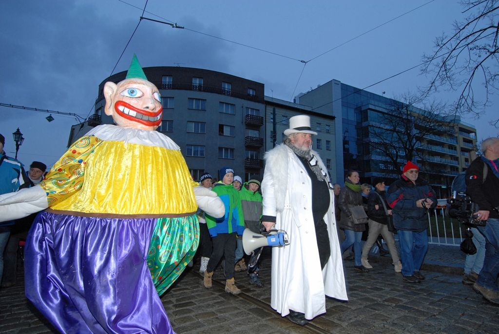 Hlavní role zahájení se zhostili švýcarský provazochodec David Dimitri, první rozeznění nových zvonů ve věži katedrály sv. Bartoloměje, prozatím největší videomapping realizovaný v České republice, monstrózní loutková postava anděla a tisíce Plzeňanů, kteří na náměstí došli ve čtyřech průvodech i jednotlivě. Historické záběry z důležitých událostí města, připomenutí významných rodáků i pohnutý příběh zvonů byly součástí videomappingu, stejně jako hudba, kterou pro tuto příležitost zkomponoval skladatel Marko Ivanovič. Na ceremoniálu se v režii Petra Formana podílela řada českých i zahraničních tvůrců, například kostýmní výtvarník Jan Pištěk, umělecký ředitel La Central del Circ v Barceloně Roberto Magro, mistr powertracku Fabio Nicolini nebo scénárista Ivan Arsenjev. Závěr patřil umělcům, jako je Jiří Suchý, Dan Bárta a David Koller. (foto: 17.1.2015)