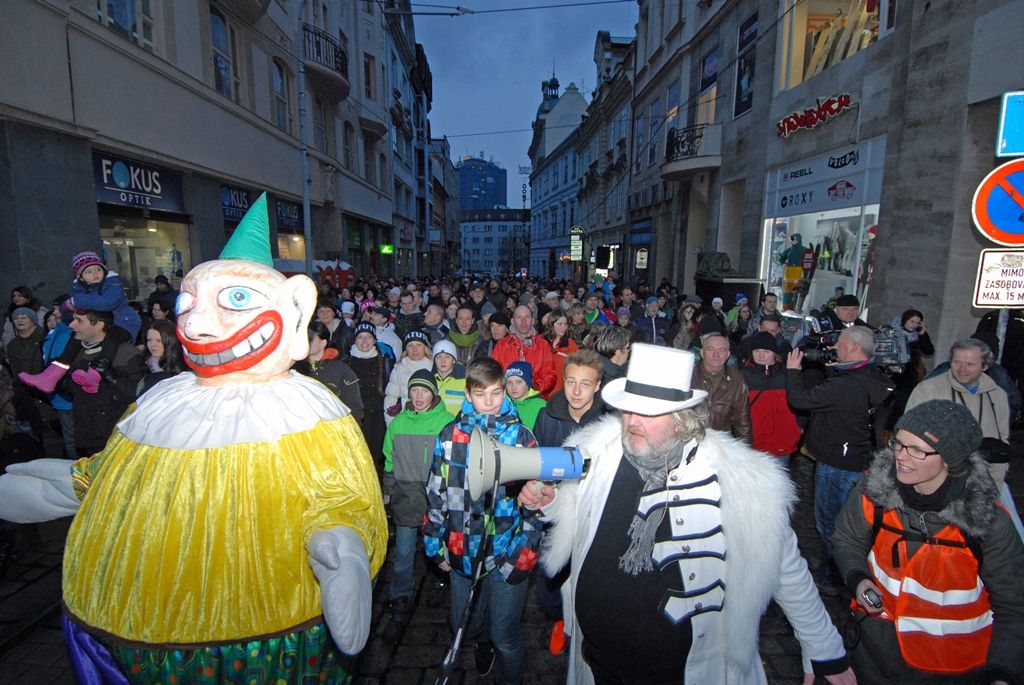 Hlavní role zahájení se zhostili švýcarský provazochodec David Dimitri, první rozeznění nových zvonů ve věži katedrály sv. Bartoloměje, prozatím největší videomapping realizovaný v České republice, monstrózní loutková postava anděla a tisíce Plzeňanů, kteří na náměstí došli ve čtyřech průvodech i jednotlivě. Historické záběry z důležitých událostí města, připomenutí významných rodáků i pohnutý příběh zvonů byly součástí videomappingu, stejně jako hudba, kterou pro tuto příležitost zkomponoval skladatel Marko Ivanovič. Na ceremoniálu se v režii Petra Formana podílela řada českých i zahraničních tvůrců, například kostýmní výtvarník Jan Pištěk, umělecký ředitel La Central del Circ v Barceloně Roberto Magro, mistr powertracku Fabio Nicolini nebo scénárista Ivan Arsenjev. Závěr patřil umělcům, jako je Jiří Suchý, Dan Bárta a David Koller. (foto: 17.1.2015)