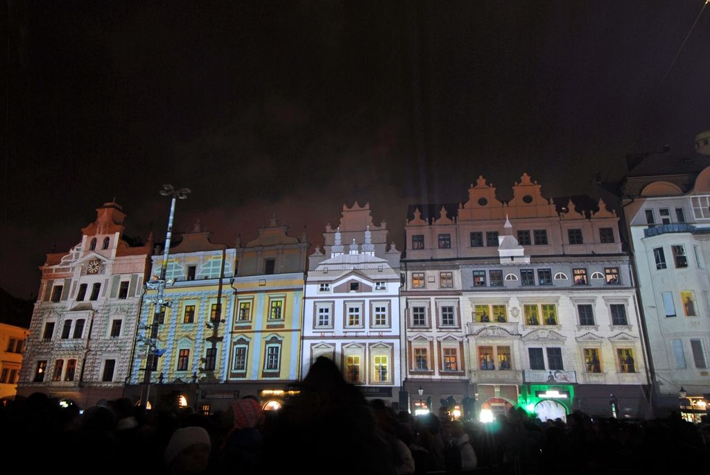 Hlavní role zahájení se zhostili švýcarský provazochodec David Dimitri, první rozeznění nových zvonů ve věži katedrály sv. Bartoloměje, prozatím největší videomapping realizovaný v České republice, monstrózní loutková postava anděla a tisíce Plzeňanů, kteří na náměstí došli ve čtyřech průvodech i jednotlivě. Historické záběry z důležitých událostí města, připomenutí významných rodáků i pohnutý příběh zvonů byly součástí videomappingu, stejně jako hudba, kterou pro tuto příležitost zkomponoval skladatel Marko Ivanovič. Na ceremoniálu se v režii Petra Formana podílela řada českých i zahraničních tvůrců, například kostýmní výtvarník Jan Pištěk, umělecký ředitel La Central del Circ v Barceloně Roberto Magro, mistr powertracku Fabio Nicolini nebo scénárista Ivan Arsenjev. Závěr patřil umělcům, jako je Jiří Suchý, Dan Bárta a David Koller. (foto: 17.1.2015)