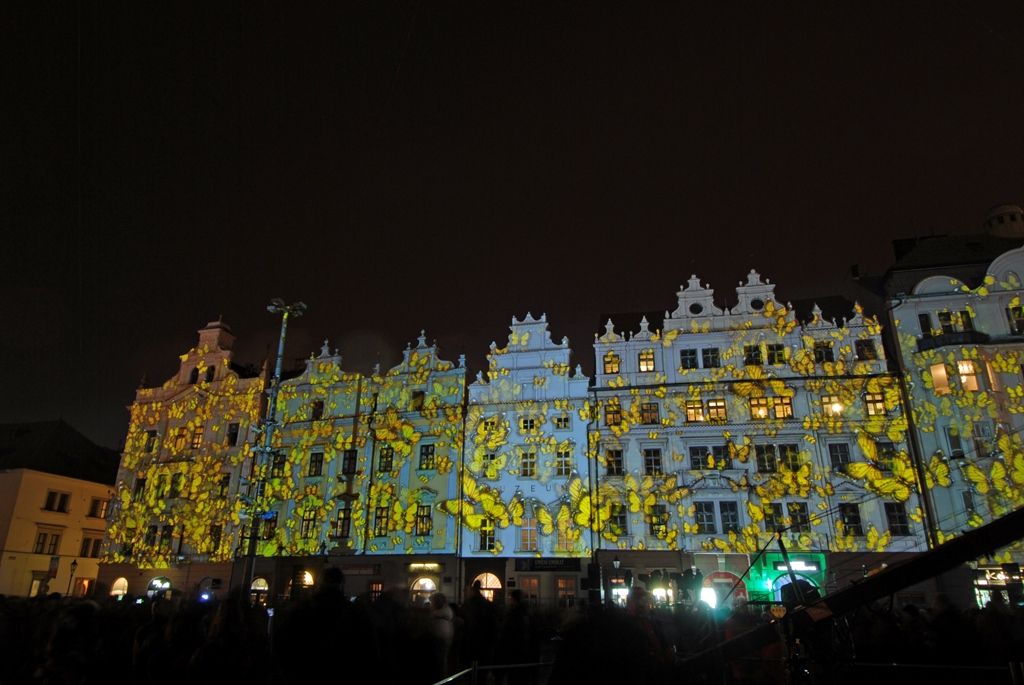 Hlavní role zahájení se zhostili švýcarský provazochodec David Dimitri, první rozeznění nových zvonů ve věži katedrály sv. Bartoloměje, prozatím největší videomapping realizovaný v České republice, monstrózní loutková postava anděla a tisíce Plzeňanů, kteří na náměstí došli ve čtyřech průvodech i jednotlivě. Historické záběry z důležitých událostí města, připomenutí významných rodáků i pohnutý příběh zvonů byly součástí videomappingu, stejně jako hudba, kterou pro tuto příležitost zkomponoval skladatel Marko Ivanovič. Na ceremoniálu se v režii Petra Formana podílela řada českých i zahraničních tvůrců, například kostýmní výtvarník Jan Pištěk, umělecký ředitel La Central del Circ v Barceloně Roberto Magro, mistr powertracku Fabio Nicolini nebo scénárista Ivan Arsenjev. Závěr patřil umělcům, jako je Jiří Suchý, Dan Bárta a David Koller. (foto: 17.1.2015)