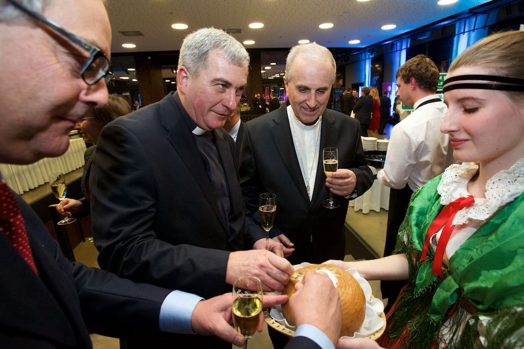 Symbolickou vládu Plzni pro rok 2015 na poli evropské kultury předali zástupci lotyšské Rigy a švédské Umey. Z Bruselu přivezla plaketu s titulem Evropské hlavní město kultury 2015 a Cenou Meliny Mercouri eurokomisařka pro spravedlnost, ochranu spotřebitelů a otázky rovnosti pohlaví Věra Jourová. Slavnostní atmosféru doplnilo několik písní z muzikálu Edith – vrabčák z předměstí v podání Radky Fišarové a originální uvedení evropské hymny samotnými hosty večera. Poté se jeviště a zákulisí divadla proměnilo v malou Plzeň s ulicemi, venkovní kavárnou i hospůdkou s plzeňským pivem. (foto: R. Muchka, 17.1.2015)