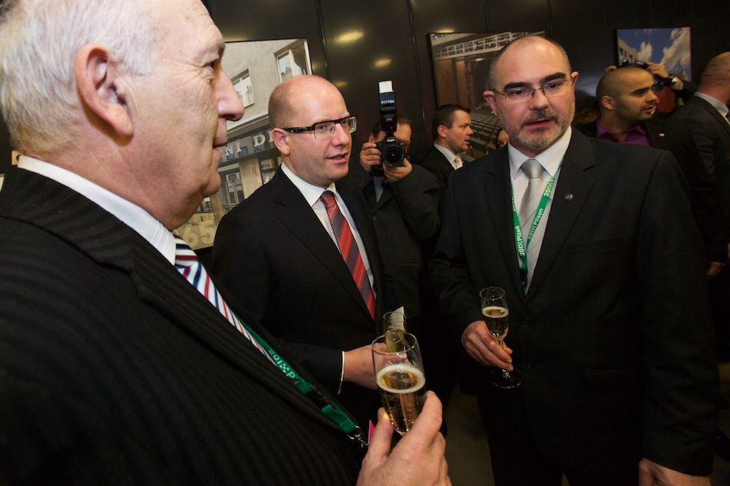 Symbolickou vládu Plzni pro rok 2015 na poli evropské kultury předali zástupci lotyšské Rigy a švédské Umey. Z Bruselu přivezla plaketu s titulem Evropské hlavní město kultury 2015 a Cenou Meliny Mercouri eurokomisařka pro spravedlnost, ochranu spotřebitelů a otázky rovnosti pohlaví Věra Jourová. Slavnostní atmosféru doplnilo několik písní z muzikálu Edith – vrabčák z předměstí v podání Radky Fišarové a originální uvedení evropské hymny samotnými hosty večera. Poté se jeviště a zákulisí divadla proměnilo v malou Plzeň s ulicemi, venkovní kavárnou i hospůdkou s plzeňským pivem. (foto: R. Muchka, 17.1.2015)