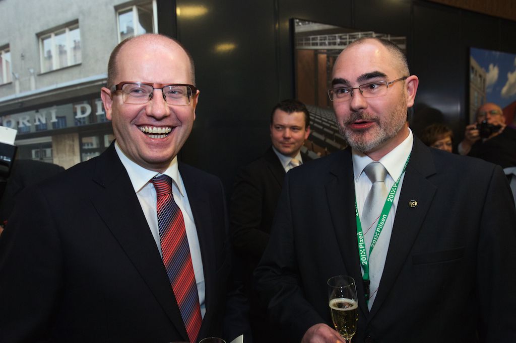 Symbolickou vládu Plzni pro rok 2015 na poli evropské kultury předali zástupci lotyšské Rigy a švédské Umey. Z Bruselu přivezla plaketu s titulem Evropské hlavní město kultury 2015 a Cenou Meliny Mercouri eurokomisařka pro spravedlnost, ochranu spotřebitelů a otázky rovnosti pohlaví Věra Jourová. Slavnostní atmosféru doplnilo několik písní z muzikálu Edith – vrabčák z předměstí v podání Radky Fišarové a originální uvedení evropské hymny samotnými hosty večera. Poté se jeviště a zákulisí divadla proměnilo v malou Plzeň s ulicemi, venkovní kavárnou i hospůdkou s plzeňským pivem. (foto: R. Muchka, 17.1.2015)