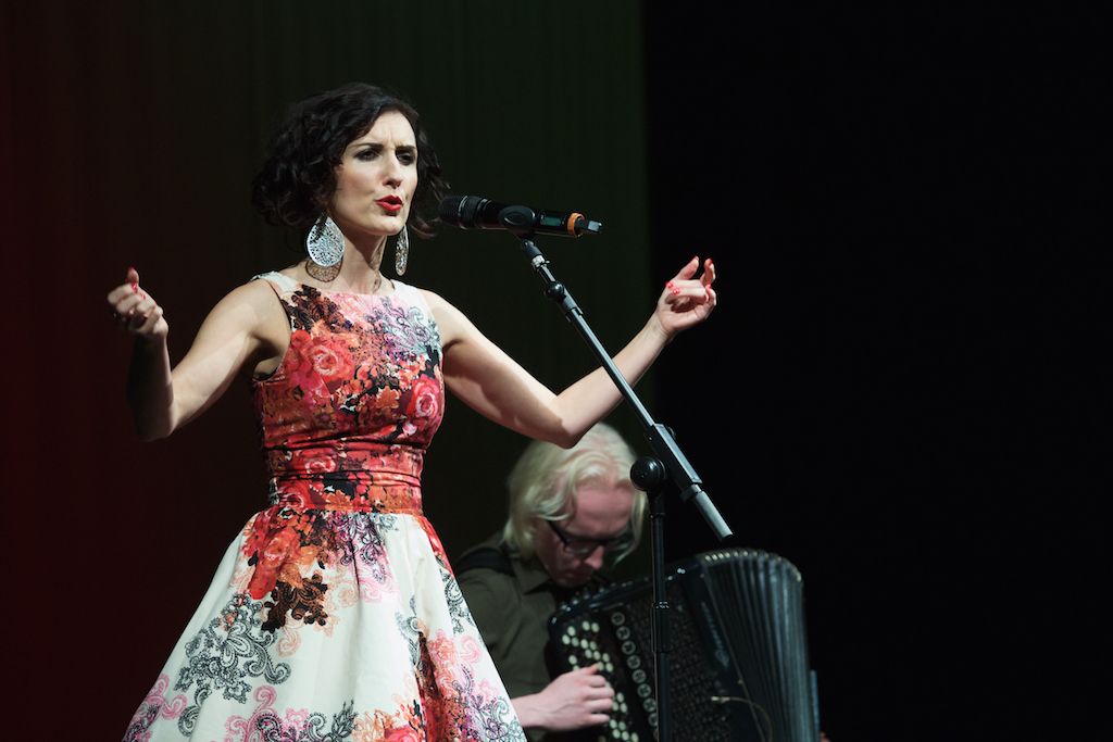 Symbolickou vládu Plzni pro rok 2015 na poli evropské kultury předali zástupci lotyšské Rigy a švédské Umey. Z Bruselu přivezla plaketu s titulem Evropské hlavní město kultury 2015 a Cenou Meliny Mercouri eurokomisařka pro spravedlnost, ochranu spotřebitelů a otázky rovnosti pohlaví Věra Jourová. Slavnostní atmosféru doplnilo několik písní z muzikálu Edith – vrabčák z předměstí v podání Radky Fišarové a originální uvedení evropské hymny samotnými hosty večera. Poté se jeviště a zákulisí divadla proměnilo v malou Plzeň s ulicemi, venkovní kavárnou i hospůdkou s plzeňským pivem. (foto: R. Muchka, 17.1.2015)