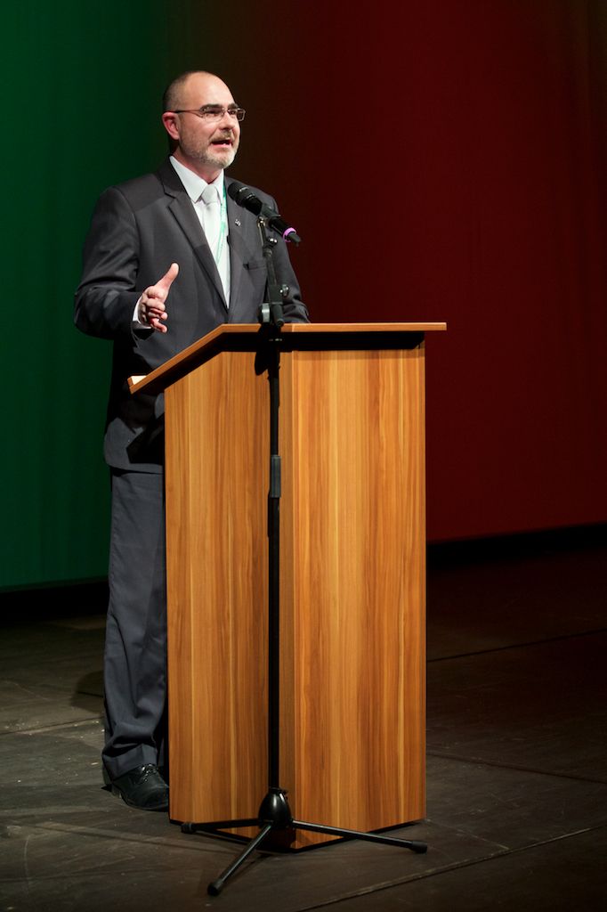 Symbolickou vládu Plzni pro rok 2015 na poli evropské kultury předali zástupci lotyšské Rigy a švédské Umey. Z Bruselu přivezla plaketu s titulem Evropské hlavní město kultury 2015 a Cenou Meliny Mercouri eurokomisařka pro spravedlnost, ochranu spotřebitelů a otázky rovnosti pohlaví Věra Jourová. Slavnostní atmosféru doplnilo několik písní z muzikálu Edith – vrabčák z předměstí v podání Radky Fišarové a originální uvedení evropské hymny samotnými hosty večera. Poté se jeviště a zákulisí divadla proměnilo v malou Plzeň s ulicemi, venkovní kavárnou i hospůdkou s plzeňským pivem. (foto: R. Muchka, 17.1.2015)