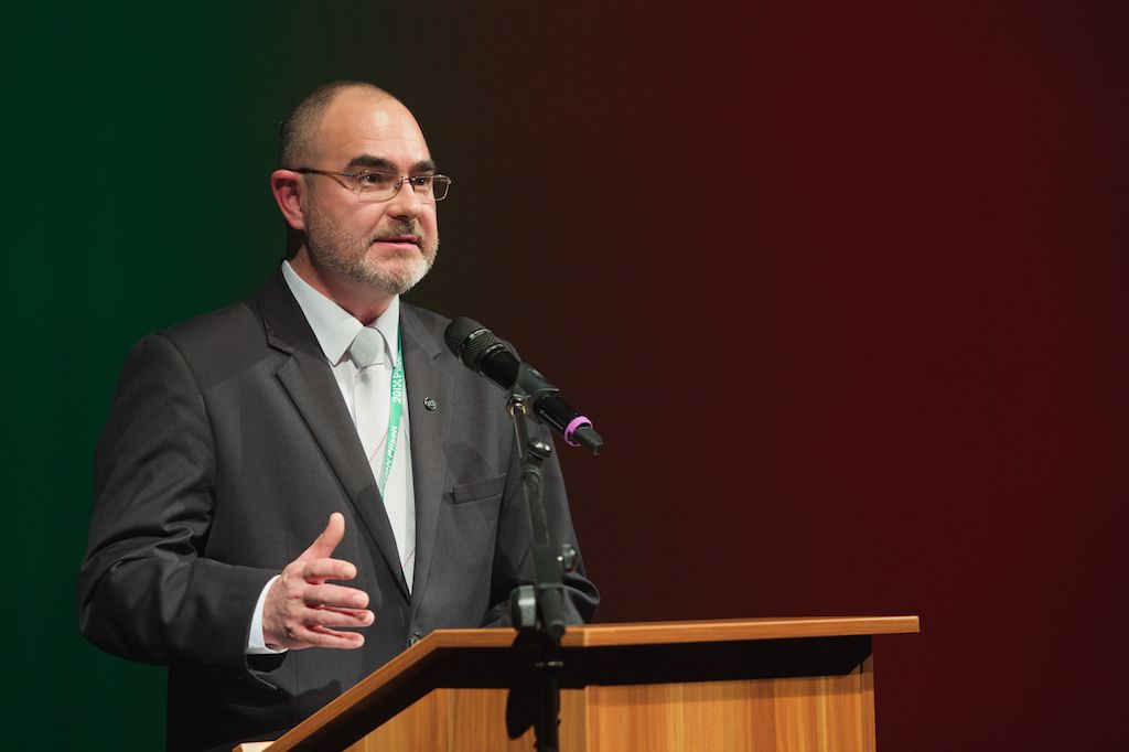 Symbolickou vládu Plzni pro rok 2015 na poli evropské kultury předali zástupci lotyšské Rigy a švédské Umey. Z Bruselu přivezla plaketu s titulem Evropské hlavní město kultury 2015 a Cenou Meliny Mercouri eurokomisařka pro spravedlnost, ochranu spotřebitelů a otázky rovnosti pohlaví Věra Jourová. Slavnostní atmosféru doplnilo několik písní z muzikálu Edith – vrabčák z předměstí v podání Radky Fišarové a originální uvedení evropské hymny samotnými hosty večera. Poté se jeviště a zákulisí divadla proměnilo v malou Plzeň s ulicemi, venkovní kavárnou i hospůdkou s plzeňským pivem. (foto: R. Muchka, 17.1.2015)