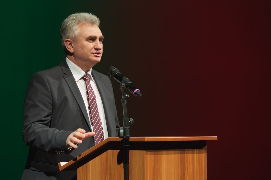 Symbolickou vládu Plzni pro rok 2015 na poli evropské kultury předali zástupci lotyšské Rigy a švédské Umey. Z Bruselu přivezla plaketu s titulem Evropské hlavní město kultury 2015 a Cenou Meliny Mercouri eurokomisařka pro spravedlnost, ochranu spotřebitelů a otázky rovnosti pohlaví Věra Jourová. Slavnostní atmosféru doplnilo několik písní z muzikálu Edith – vrabčák z předměstí v podání Radky Fišarové a originální uvedení evropské hymny samotnými hosty večera. Poté se jeviště a zákulisí divadla proměnilo v malou Plzeň s ulicemi, venkovní kavárnou i hospůdkou s plzeňským pivem. (foto: R. Muchka, 17.1.2015)