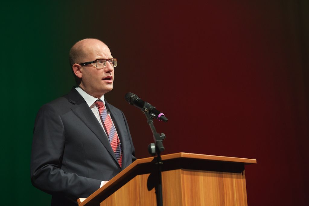 Symbolickou vládu Plzni pro rok 2015 na poli evropské kultury předali zástupci lotyšské Rigy a švédské Umey. Z Bruselu přivezla plaketu s titulem Evropské hlavní město kultury 2015 a Cenou Meliny Mercouri eurokomisařka pro spravedlnost, ochranu spotřebitelů a otázky rovnosti pohlaví Věra Jourová. Slavnostní atmosféru doplnilo několik písní z muzikálu Edith – vrabčák z předměstí v podání Radky Fišarové a originální uvedení evropské hymny samotnými hosty večera. Poté se jeviště a zákulisí divadla proměnilo v malou Plzeň s ulicemi, venkovní kavárnou i hospůdkou s plzeňským pivem. (foto: R. Muchka, 17.1.2015)