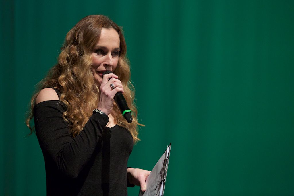 Symbolickou vládu Plzni pro rok 2015 na poli evropské kultury předali zástupci lotyšské Rigy a švédské Umey. Z Bruselu přivezla plaketu s titulem Evropské hlavní město kultury 2015 a Cenou Meliny Mercouri eurokomisařka pro spravedlnost, ochranu spotřebitelů a otázky rovnosti pohlaví Věra Jourová. Slavnostní atmosféru doplnilo několik písní z muzikálu Edith – vrabčák z předměstí v podání Radky Fišarové a originální uvedení evropské hymny samotnými hosty večera. Poté se jeviště a zákulisí divadla proměnilo v malou Plzeň s ulicemi, venkovní kavárnou i hospůdkou s plzeňským pivem. (foto: R. Muchka, 17.1.2015)