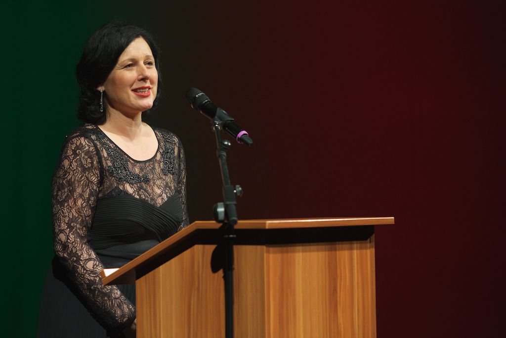 Symbolickou vládu Plzni pro rok 2015 na poli evropské kultury předali zástupci lotyšské Rigy a švédské Umey. Z Bruselu přivezla plaketu s titulem Evropské hlavní město kultury 2015 a Cenou Meliny Mercouri eurokomisařka pro spravedlnost, ochranu spotřebitelů a otázky rovnosti pohlaví Věra Jourová. Slavnostní atmosféru doplnilo několik písní z muzikálu Edith – vrabčák z předměstí v podání Radky Fišarové a originální uvedení evropské hymny samotnými hosty večera. Poté se jeviště a zákulisí divadla proměnilo v malou Plzeň s ulicemi, venkovní kavárnou i hospůdkou s plzeňským pivem. (foto: R. Muchka, 17.1.2015)